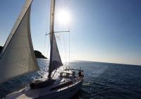 bateau à voile venant de mer ouverte Soleil yacht